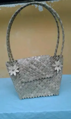 Tas Tomang (wanita)