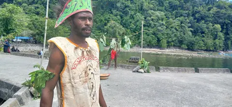 Baju tradisional dari kulit kayu