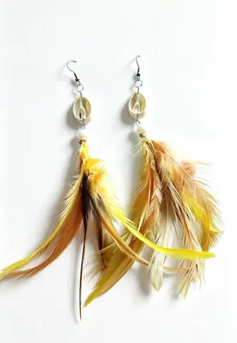 Anting - anting kulit kerang kombinasi bulu ayam