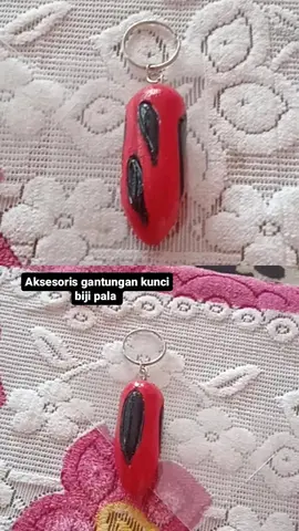 Aksesoris buah pala khas Fakfak