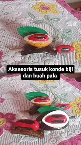 Aksesoris buah pala khas Fakfak