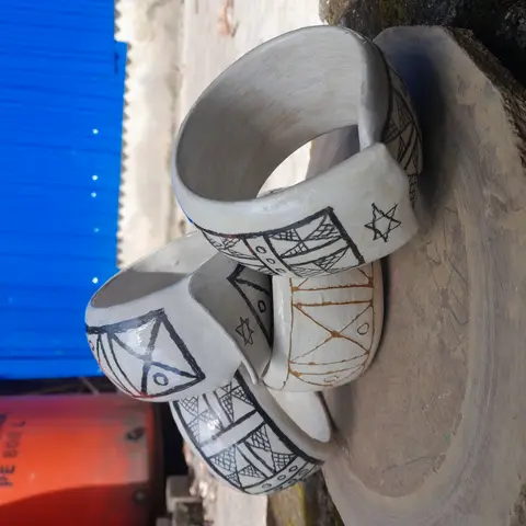 Paseda terbuat dari tanah Liat (emaskawin Budaya Arfak Papua barat)