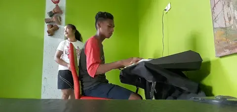 LES MUSIK KEYBOARD DASAR DAN TINGKATAN PIANO SAMPAI 12 BULAN DI MANOKWARI