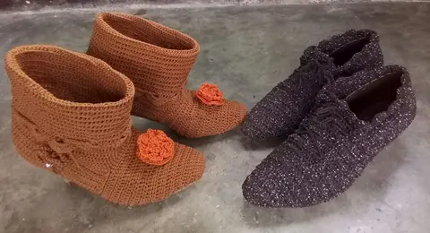 Sepatu boot rajutan