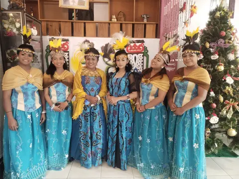 Busana penerima tamu