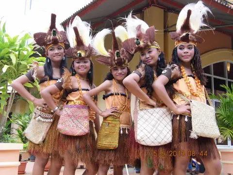 BUSANA PAPUA